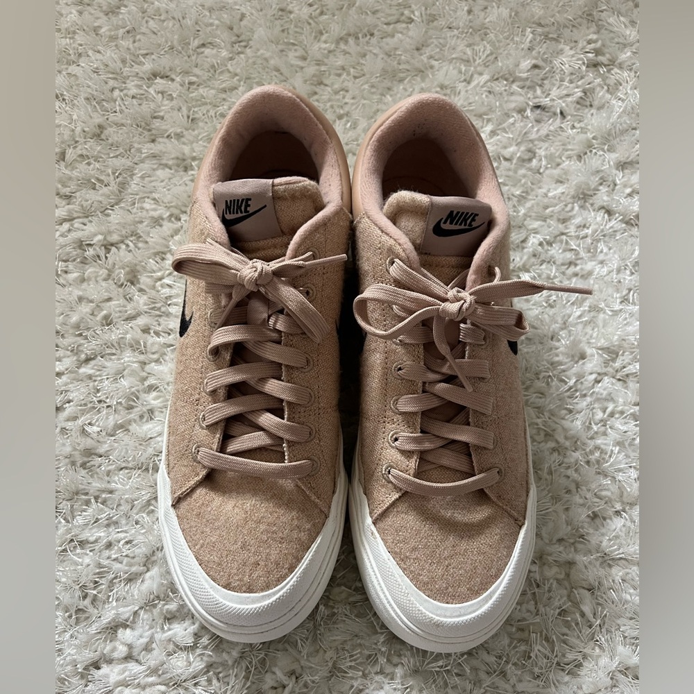 Nike Women's Tan and Black Legacy Lift Sneakers- NWOT - Picture 4 of 7
